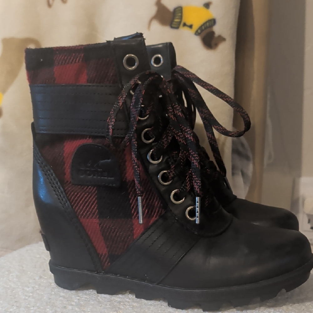 Sorel Red/Black Buffalo Plaid Wedge Boot.  7.5... New